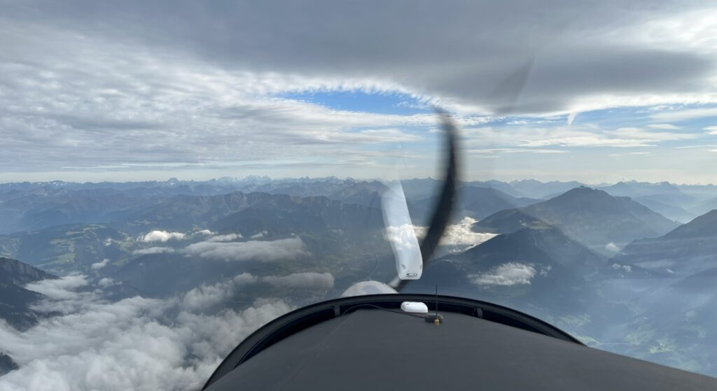 EHTE-LILH met Risen 912is PH-0C3 boven de Zwitserse Alpen