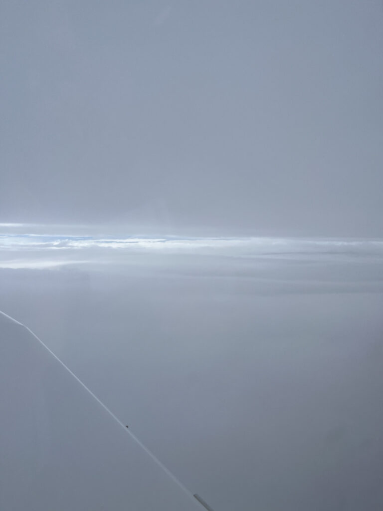 Vliegen tussen wolkenlagen